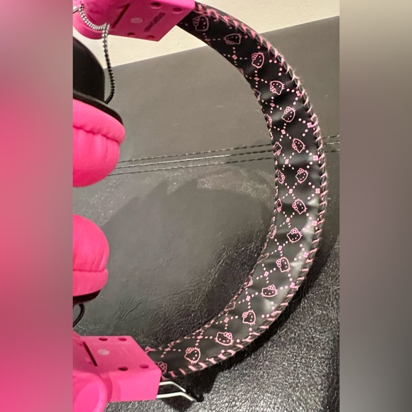 Hello Kitty wired headphones. Never used. Excellent condition. - Picture 4 of 9